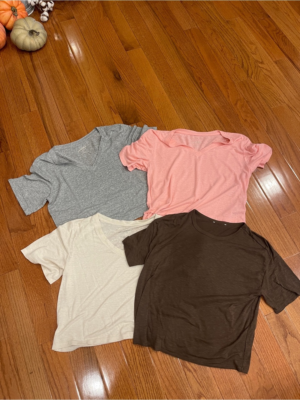Universal Thread Lot of 4 V-neck T-shirts (gray, pink, cream, brown) Small